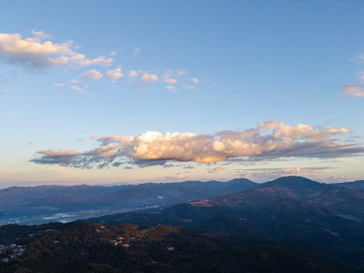 航拍暮色下的景迈山山峦叠嶂自然风光