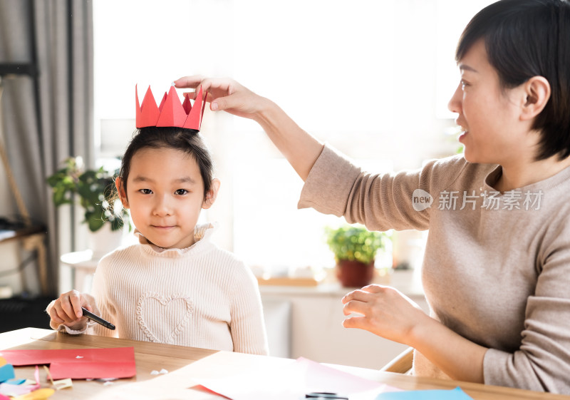 在家一起做手工剪纸的中国母女