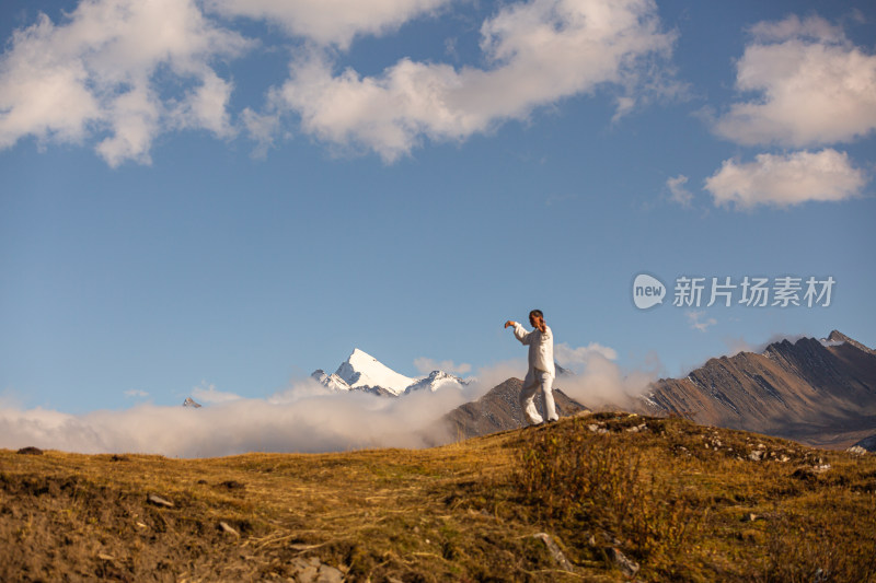 蓝天白云山峰云雾太极拳