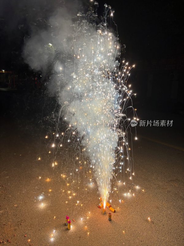 夜晚地面燃放烟花的场景