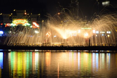 长沙铜官窑夜间湖边打铁花景观