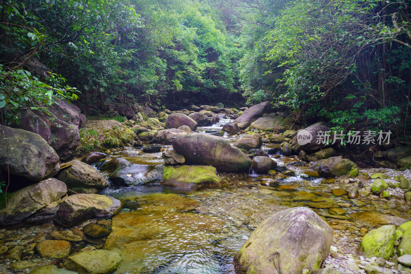 山间溪流