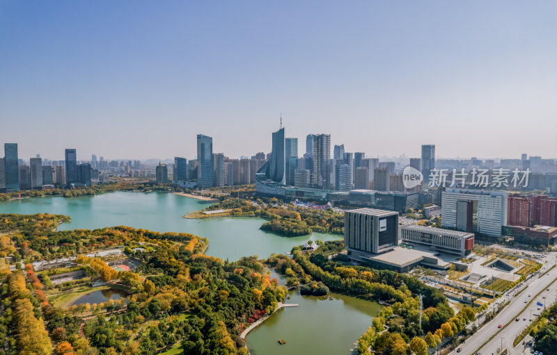 深秋的安徽省合肥市天鹅湖片区风光