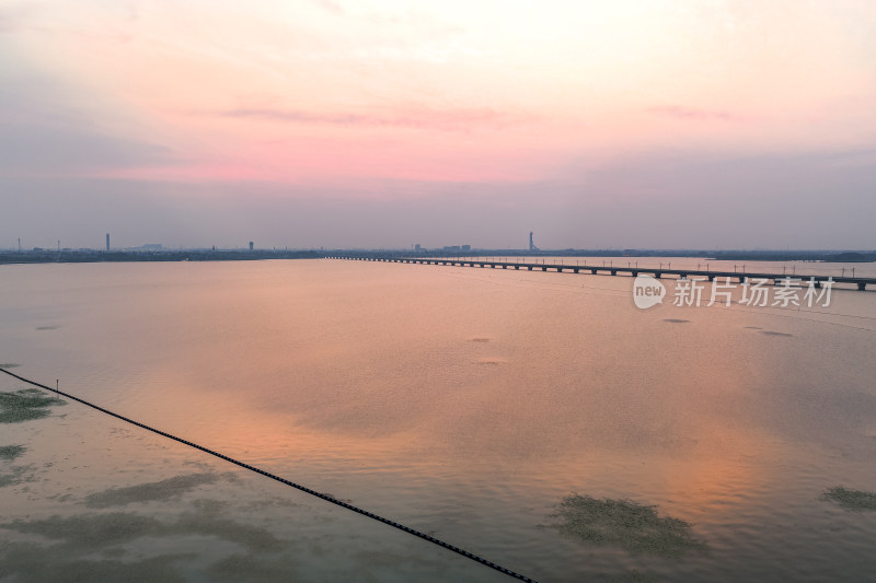 元荡郊野公园 高铁桥梁晚霞下的宁静湖面