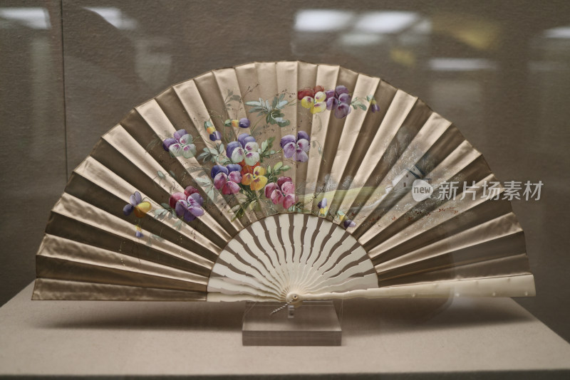 中国扇博物馆法国花卉图象牙骨缎面折扇