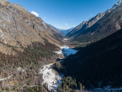 航拍冬天的川西毕棚沟山谷