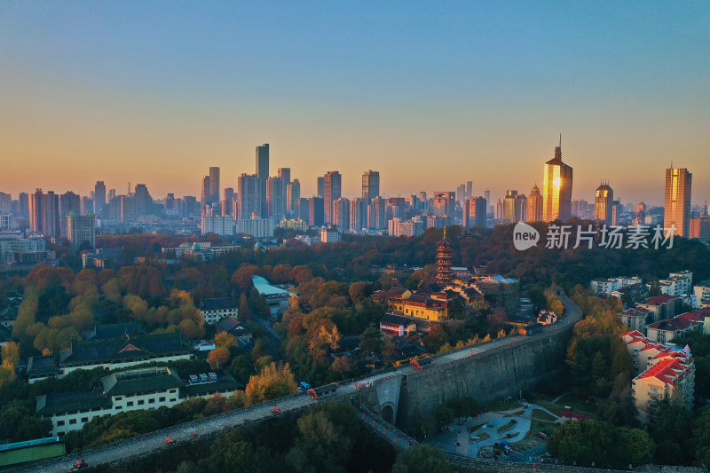 航拍夕阳下的南京城
