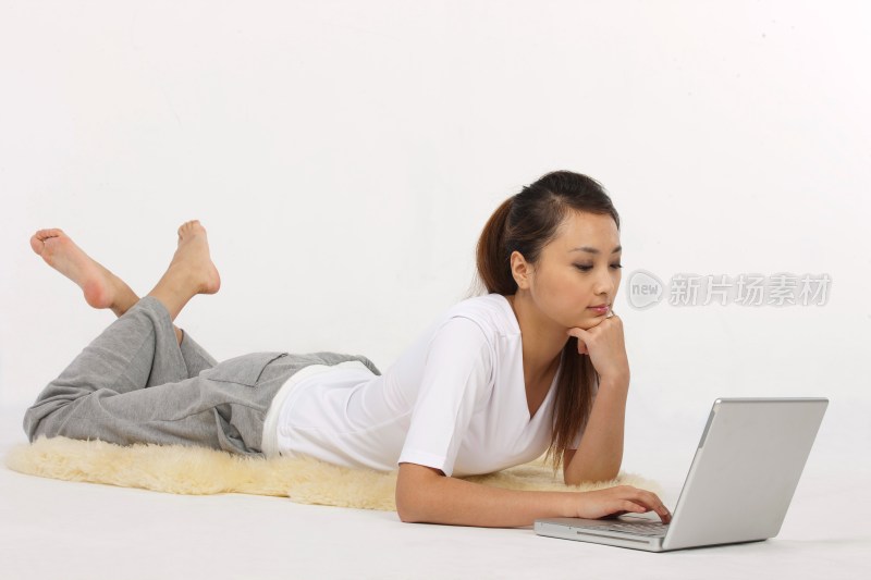 年轻女人使用电脑