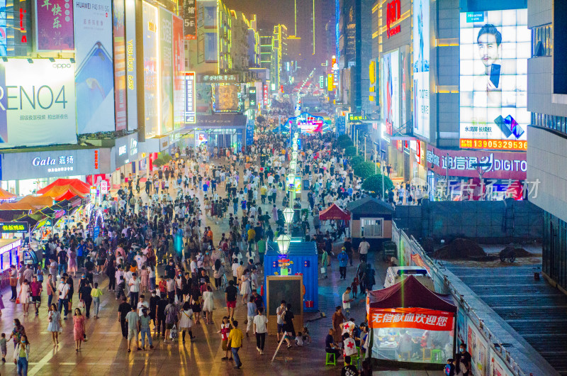 青岛台东商业步行街夜景