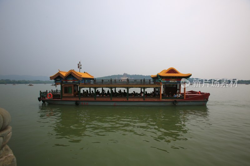 中式游船于湖面航行