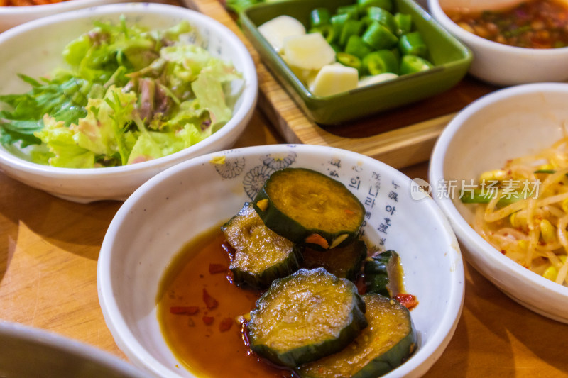 韩式餐馆餐桌上丰富的小料配料