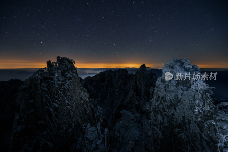 星空下的黄山群峰夜景