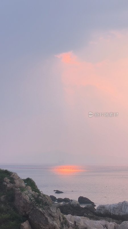 夕阳洒海，波光粼粼