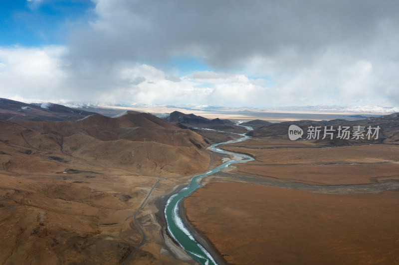 航拍高原山间蜿蜒河流