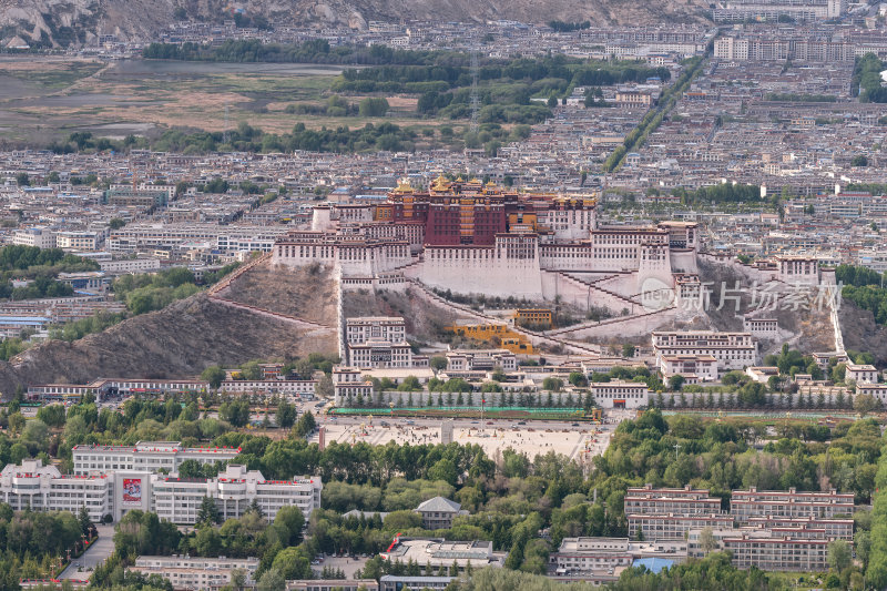 西藏拉萨南山公园远眺高原圣殿布达拉宫全景