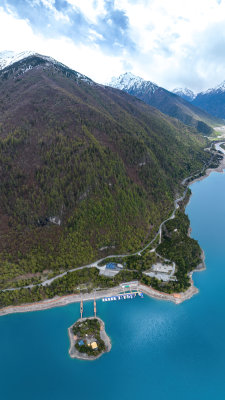 西藏林芝地区巴松错村庄神湖春色高空航拍