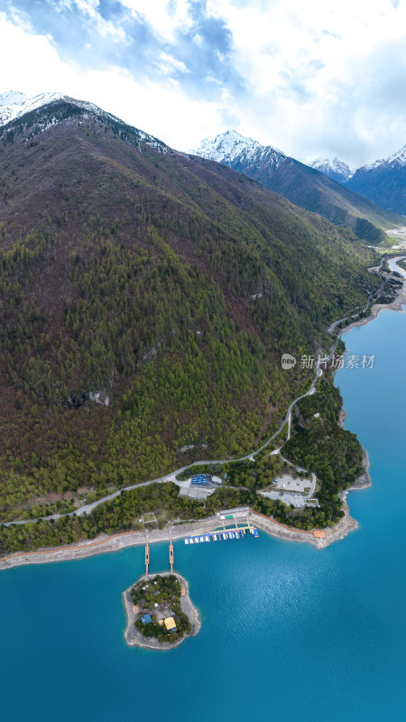 西藏林芝地区巴松错村庄神湖春色高空航拍