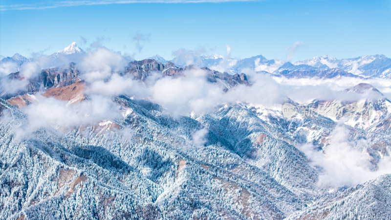 冬季从成都西岭雪山远望四姑娘山航拍