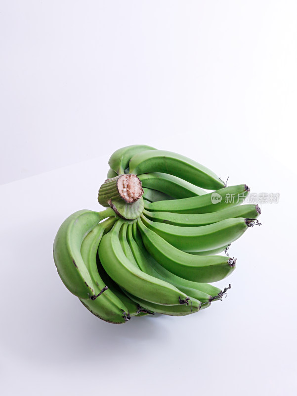 白色背景上的一串绿色香蕉