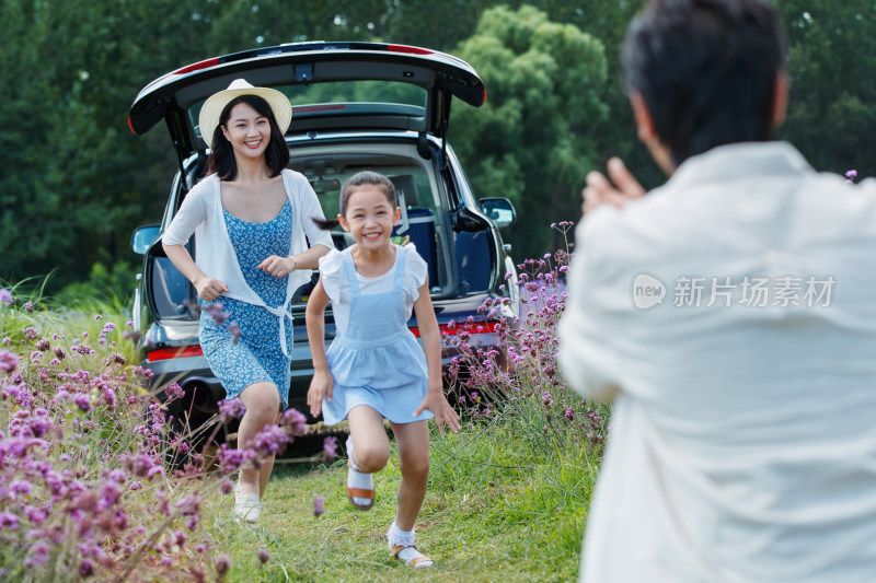 快乐的小女孩奔向爸爸