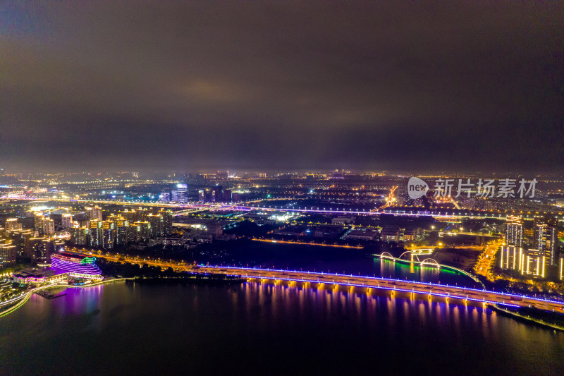 江苏苏州东方之门金鸡湖夜景航拍图