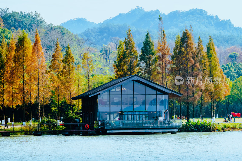 晴朗的午后，宁波东钱湖建筑风景