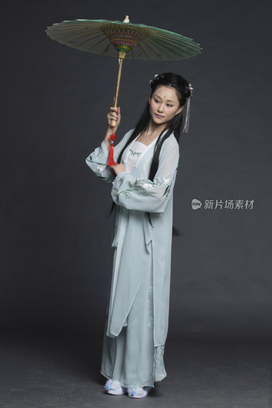 身穿古装的汉服女性人像（汉服影棚拍摄）