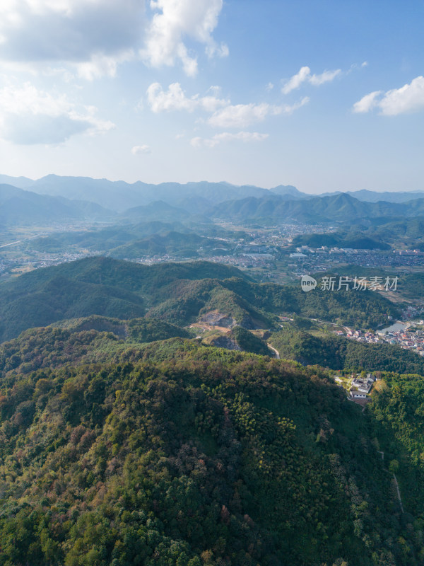 航拍蓝天白云下的青山河流村庄风光