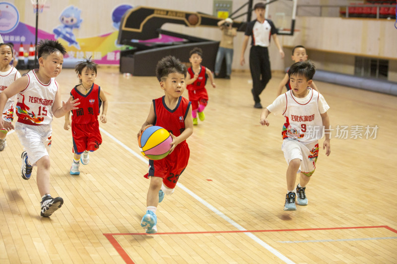 幼儿体育大会中的篮球对战