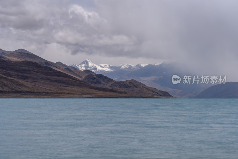 西藏山南羊卓雍措圣湖神湖蓝色藏地圣湖雪山