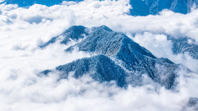 四川成都西岭雪山上空的云海群山航拍