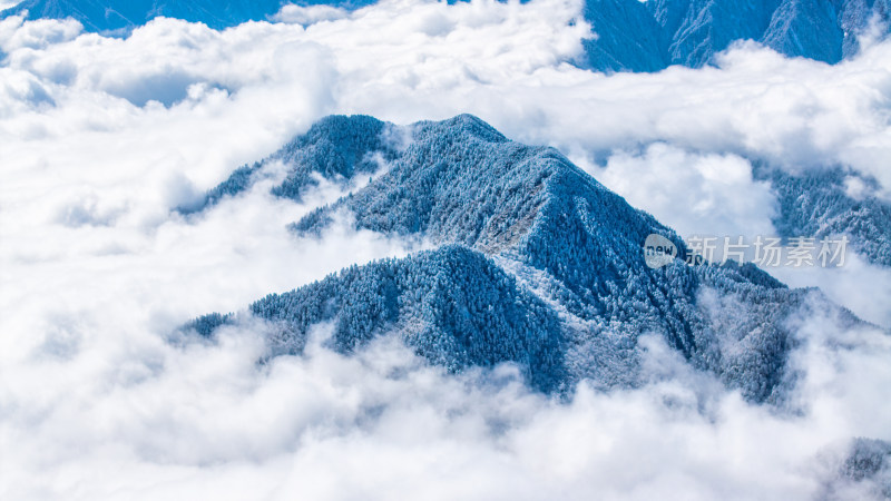 四川成都西岭雪山上空的云海群山航拍