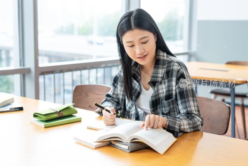 年轻女子在读书