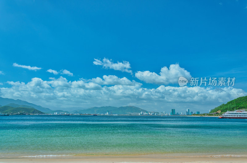 越南芽庄珍珠岛滨海沙滩蓝天白云唯美风光