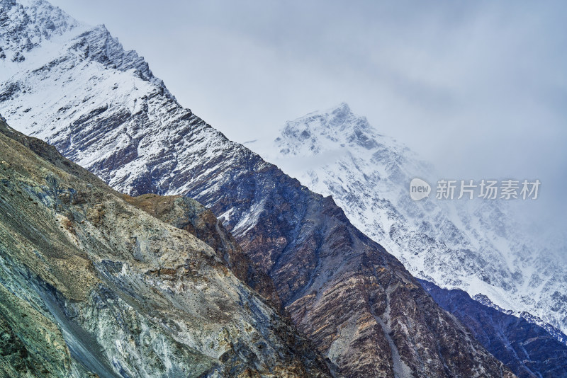 航拍巍峨的雪山