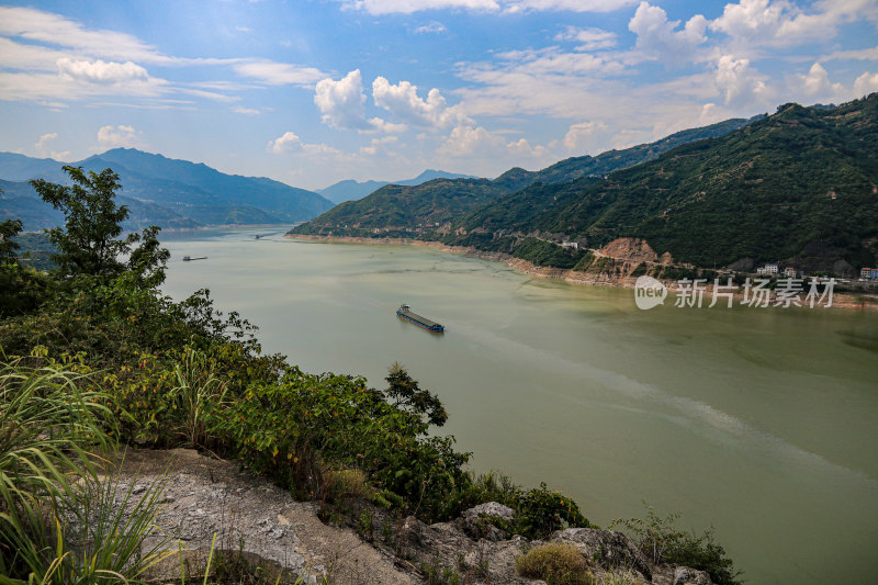 长江三峡上行驶的船舶，西陵峡，兵书宝剑峡