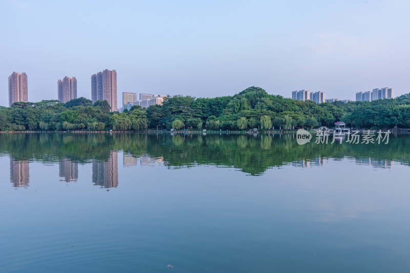 佛山千灯湖公园湖泊树林与城市高楼建筑