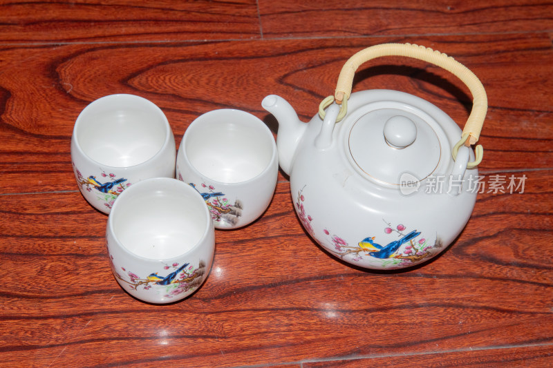 传统花鸟图案茶具静物