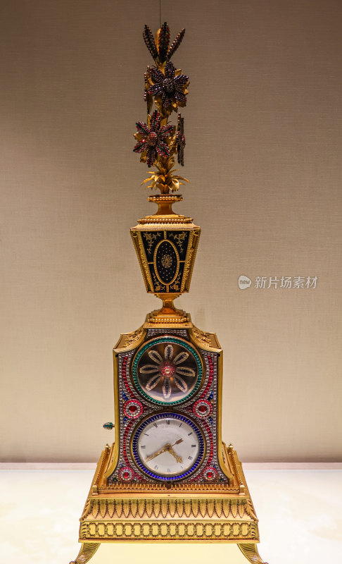 故宫英国铜镀金嵌料石转花钟