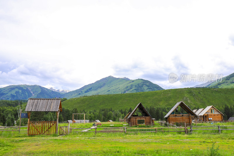 春季阿勒泰禾木村庄风景