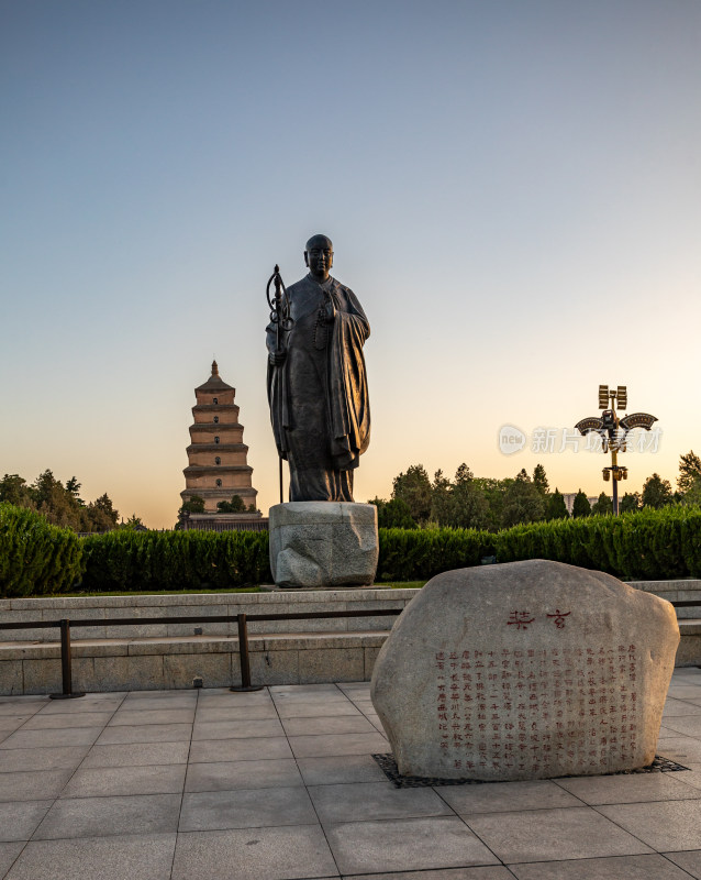 清晨的西安大雁塔大雁塔南广场玄奘雕塑景观