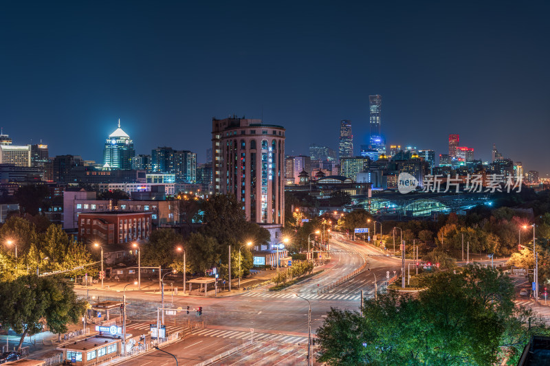 北京站夜晚城市路口及高楼的景象