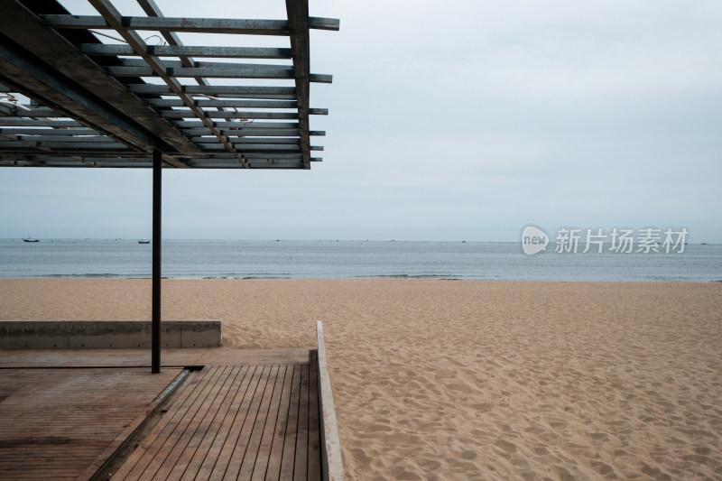 海边沙滩上的木质平台远景