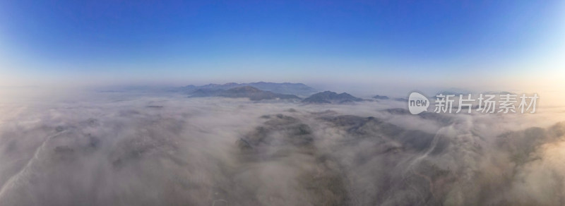 山川丘陵清晨迷雾航拍全景图