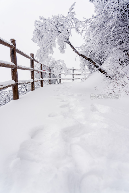 寒冷冬季景区雪后栈道