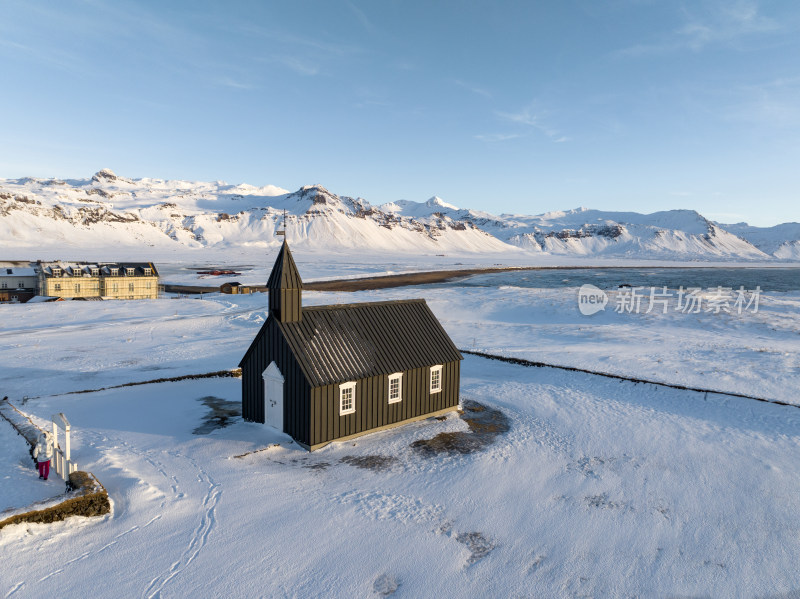 冰岛北极圈斯奈山半岛黑教堂冬季雪景航拍