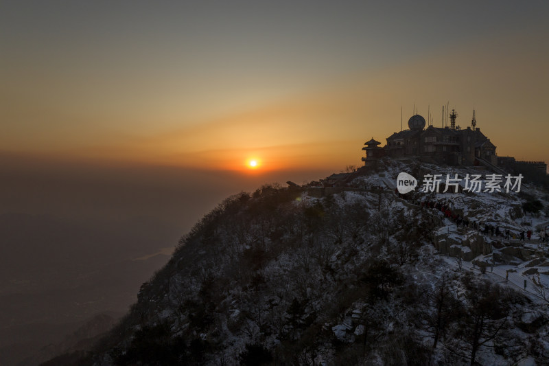 泰山晨曦，日出霞光洒满山