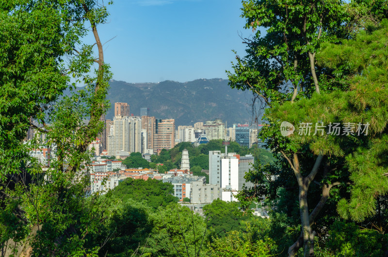 中国福建省福州市，乌山风景区眺望于山白塔