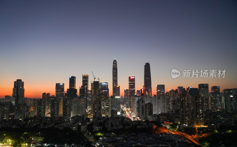 城市夜景鸟瞰，高楼林立灯火辉煌的景象