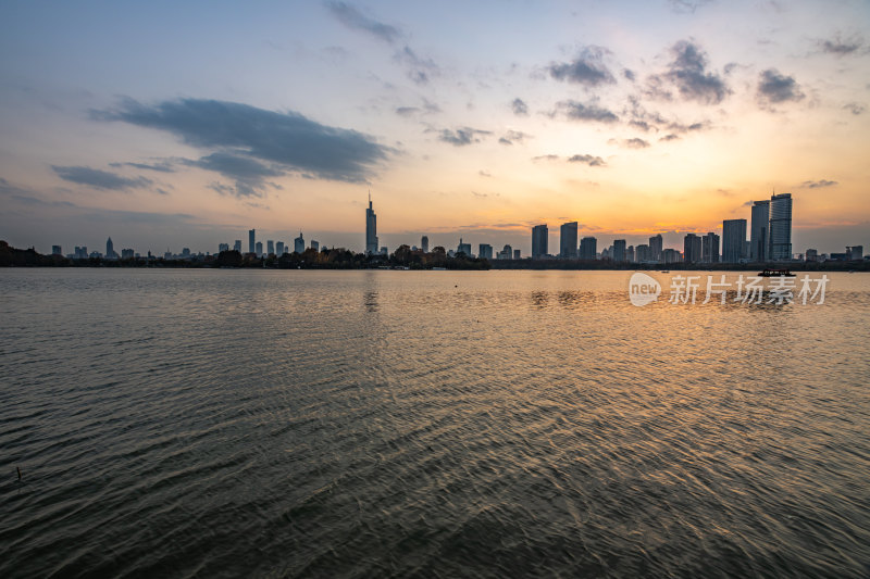 黄昏夕阳南京玄武湖城市建筑景观